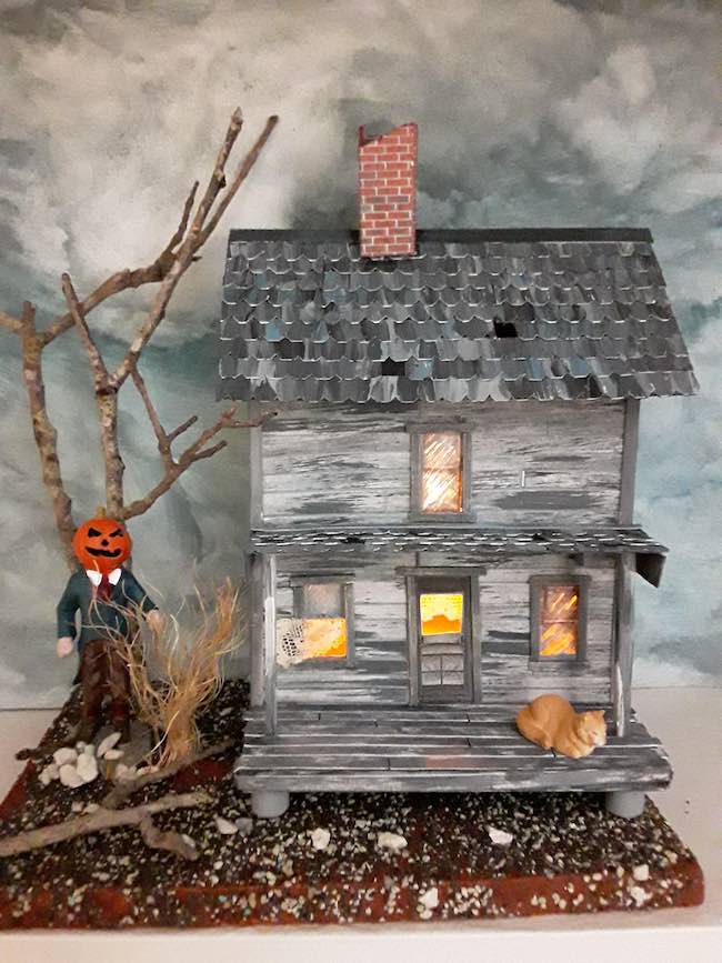 Winnie's spooky Halloween paper house pumpkinhead